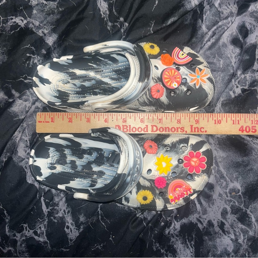 CROCS Black & White marble Tie-Dye Clogs with Bright hippie Floral Charms m5 w7 - Picture 4 of 7